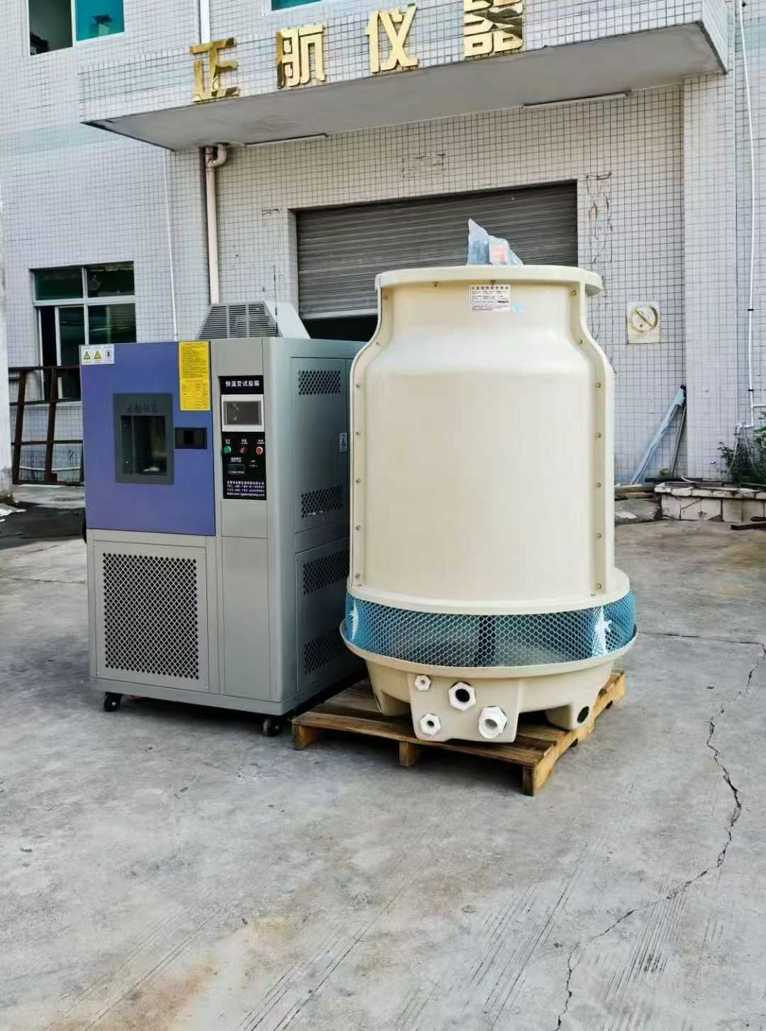 近日，我司將一臺(tái)水冷式線性快速溫度變化試驗(yàn)箱送深圳銅排生產(chǎn)客戶，感謝客戶對于我司的大力支持。說起這個(gè)設(shè)備，也是歷經(jīng)坎坷。在設(shè)備的溝通過程中，雖然客戶提出較高的技術(shù)要求，但我司秉持著盡心盡力滿足客戶需求為宗旨。多次進(jìn)行技術(shù)攻堅(jiān)會(huì)議，必須在有限的空間內(nèi)滿足客戶較高的快速線性溫度變化要求。  （快速溫變試驗(yàn)箱已整裝待發(fā)） 因?yàn)榭蛻粢筝^高的線性快速溫度變化，而這臺(tái)設(shè)備屬于小型的設(shè)備，在有限的空間內(nèi)，我們需要充分考慮到設(shè)備的制冷，制熱以及散熱問題，如果任何一個(gè)方面無法達(dá)到的話，那么后果將會(huì)是毀滅性的。  （裝車發(fā)走?。?我司對于此類有挑戰(zhàn)性的設(shè)備，充滿信心，因?yàn)槲覀儓?jiān)信每一次的攻堅(jiān)都是企業(yè)成功的一小步。只有不斷的提升我們的技術(shù)，才能在市場生存